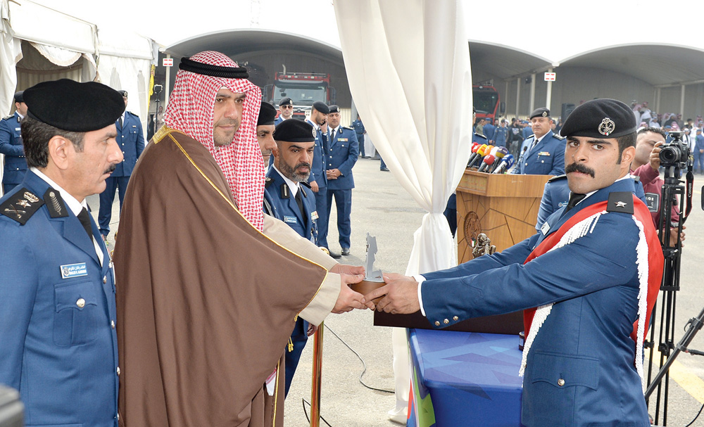 الصالح مكرماً أحد الخريجين بحضور المكراد 