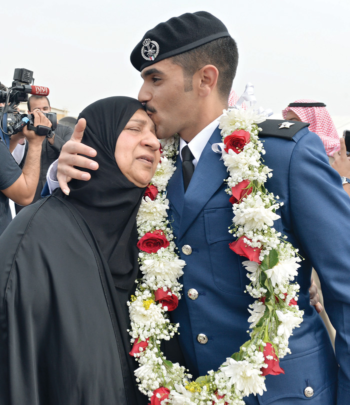  قبلة على رأس الوالدة 