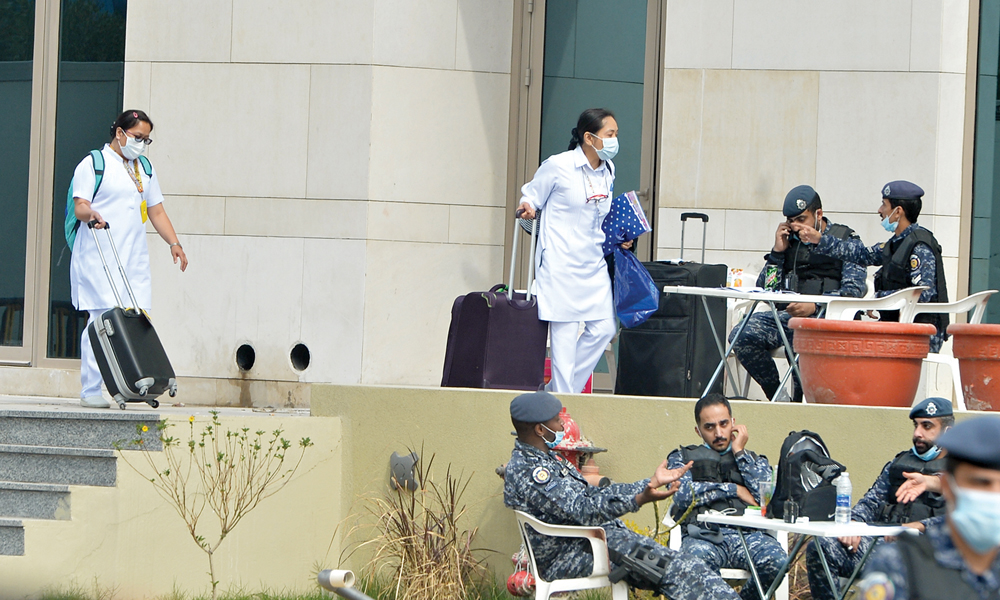 تواجد أمني عند بوابة الفندق