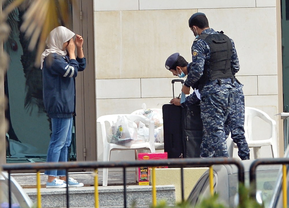 نقل أمتعة للمواطنين الموجودين في الحجر 