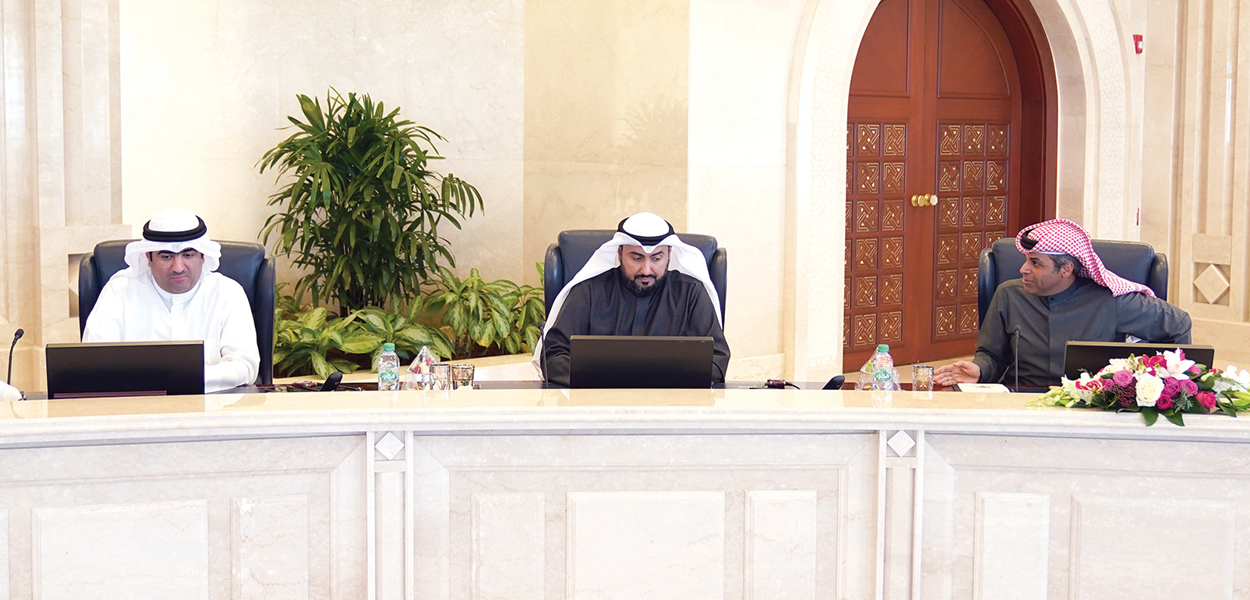 باسل الصباح متوسطاً الفاضل والروضان لدى شرحه إجراءات وزارة الصحة لمواجهة «كورونا»