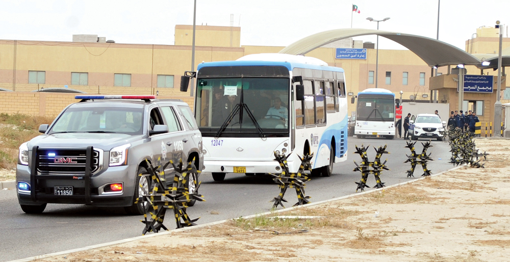 الباصات تنقل المفرج عنهم خارج السجن