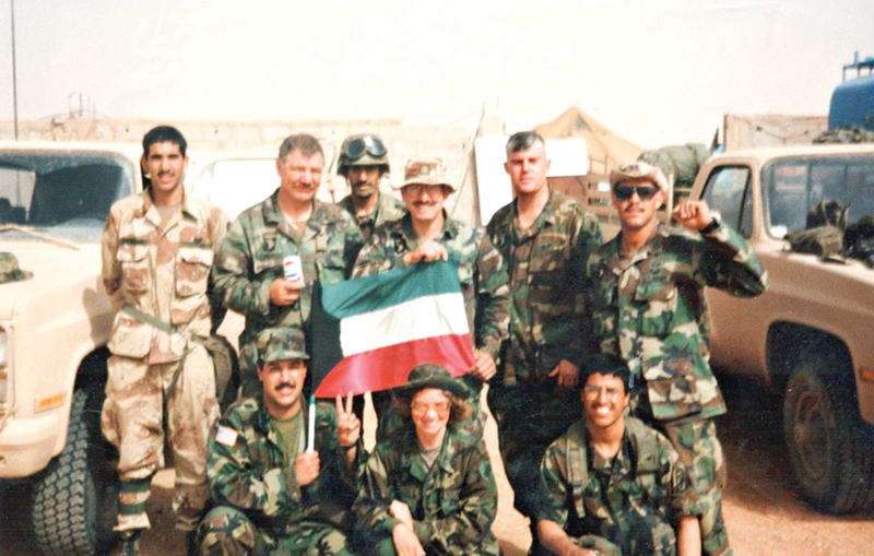 محمد شهاب أحد أصغر المنتسبين لقوات درع الجزيرة مع أفراد من الجيش الأميركي 