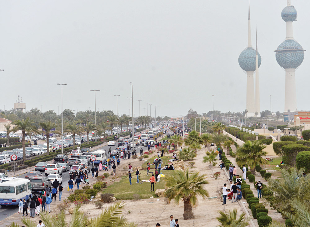 u0627u0644u0622u0644u0627u0641 u062eu0631u062cu0648u0627 u0628u0645u0648u0627u0643u0628 u0633u064au0627u0631u0629 u0625u0644u0649 u0634u0627u0631u0639 u0627u0644u062eu0644u064au062c u0627u0644u0639u0631u0628u064a                                    t            (u062au0635u0648u064au0631 u0646u0627u064au0641 u0627u0644u0639u0642u0644u0629)