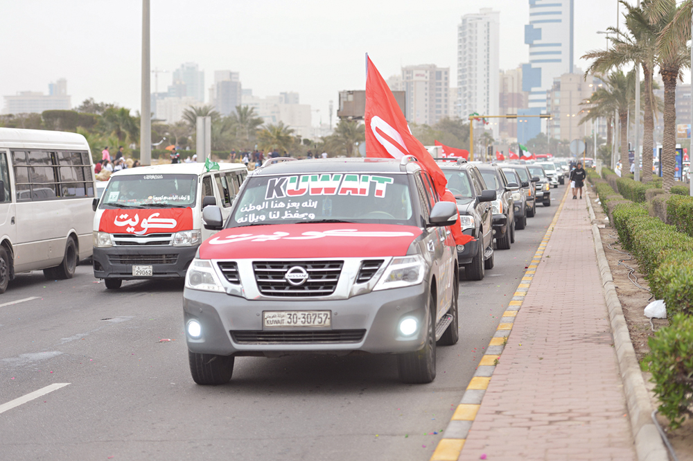 موكب عربات مزينة بأعلام الكويت القديمة 