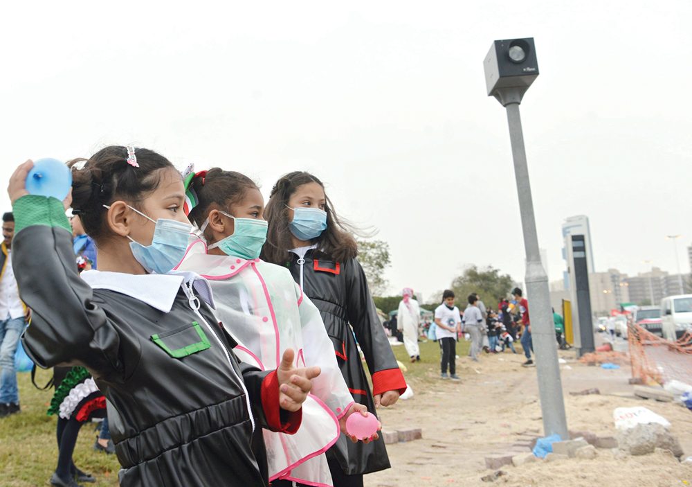 التقاذف بالماء... عادة سنوية