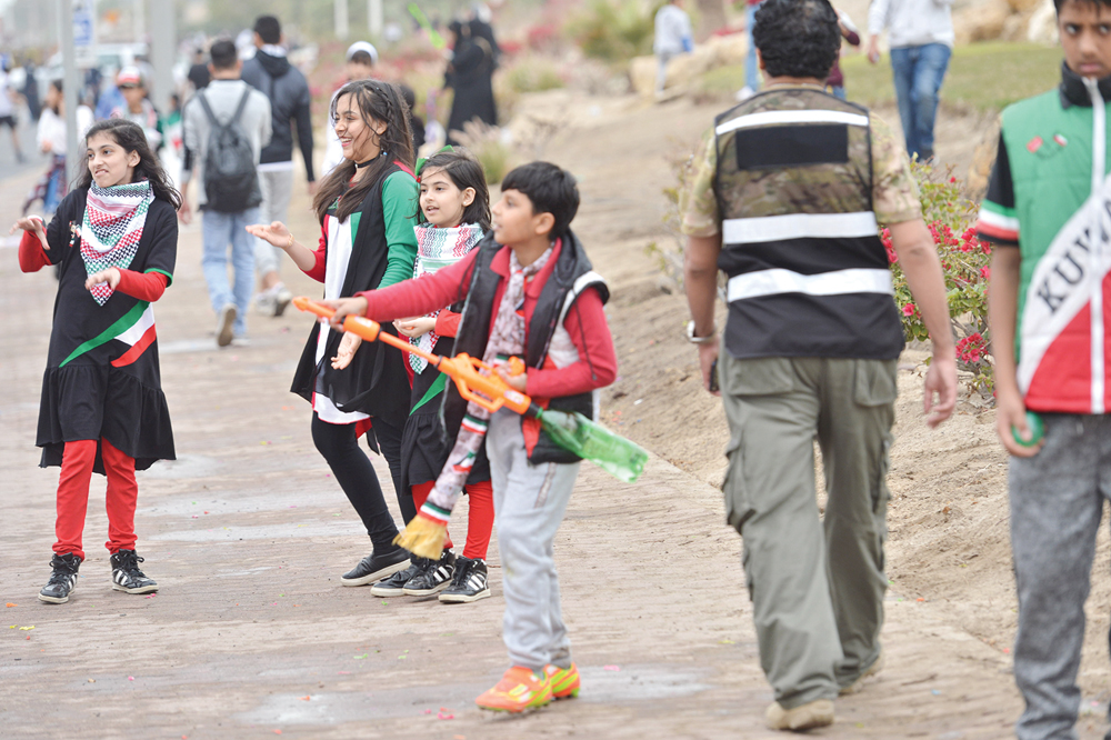 رشاشات المياه لا تفارق أيدي الصغار 
