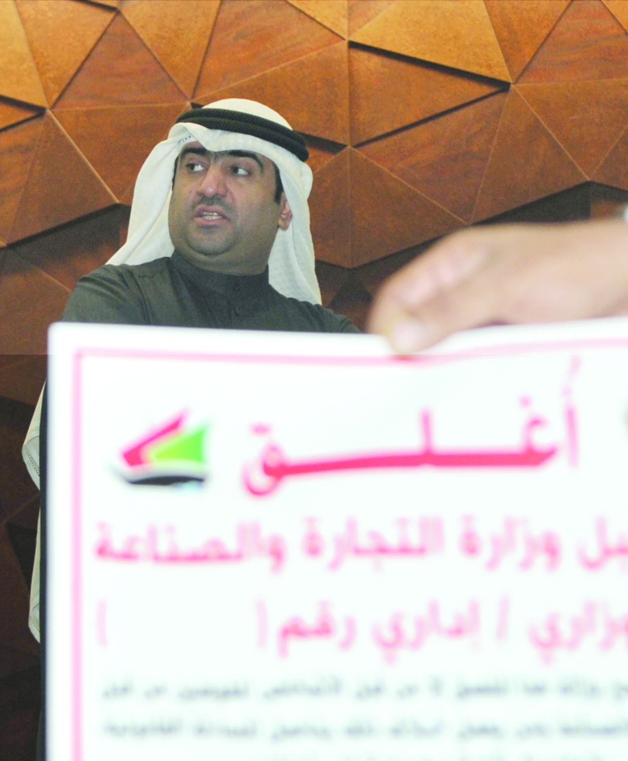 الروضان خلال إغلاق إحدى الصيدليات	(تصوير: سعود سالم)