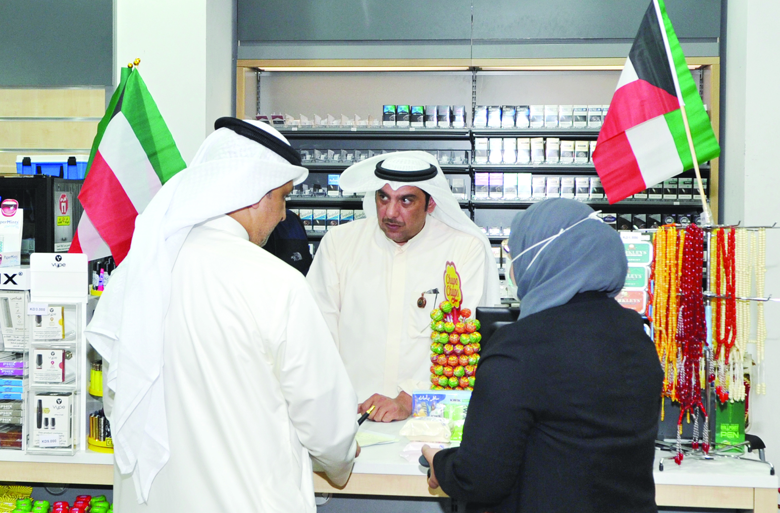 رئيس فريق الطوارئ حامد الظفيري مسجلاً مخالفة