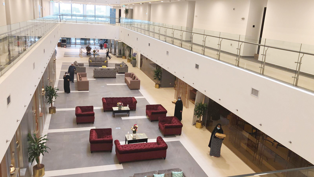 نزلاء فندق الحجر يمارسون حياتهم الاعتيادية