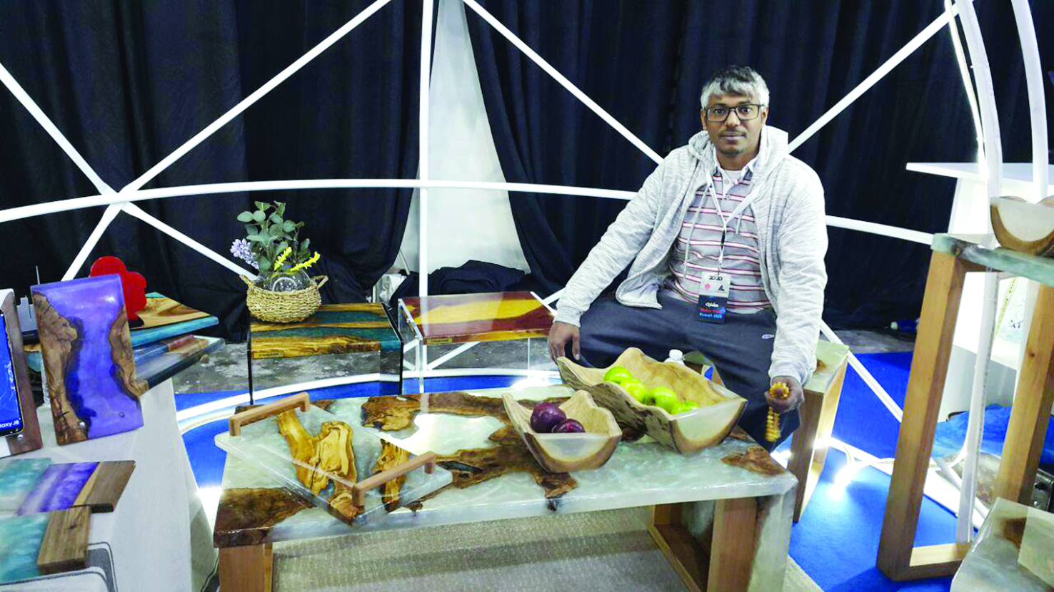 باسم العبدالله أمام بعض أعماله