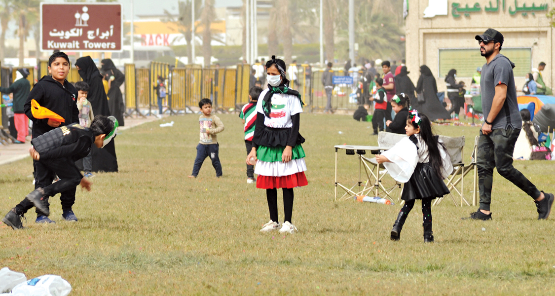 تجمعات للأطفال بإحدى حدائق شارع الخليج 	(تصوير سعود سالم)