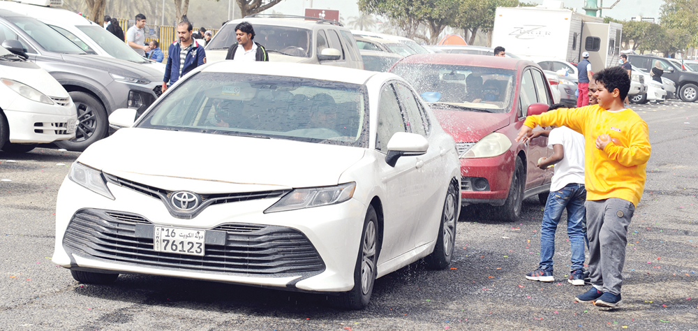  أطفال يقذفون سيارة بالماء 