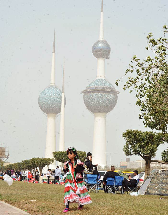 طفلة تلهو بالقرب من أبراج الكويت 