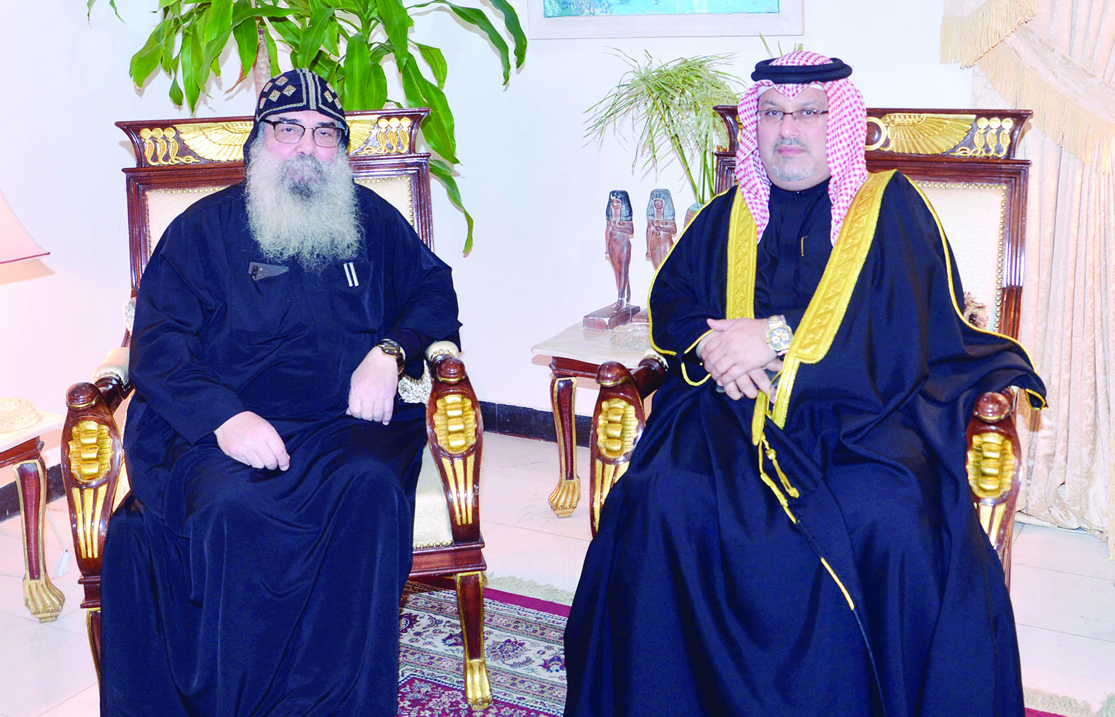  السفير البحريني صلاح المالكي مع الأنبا بيجول	 