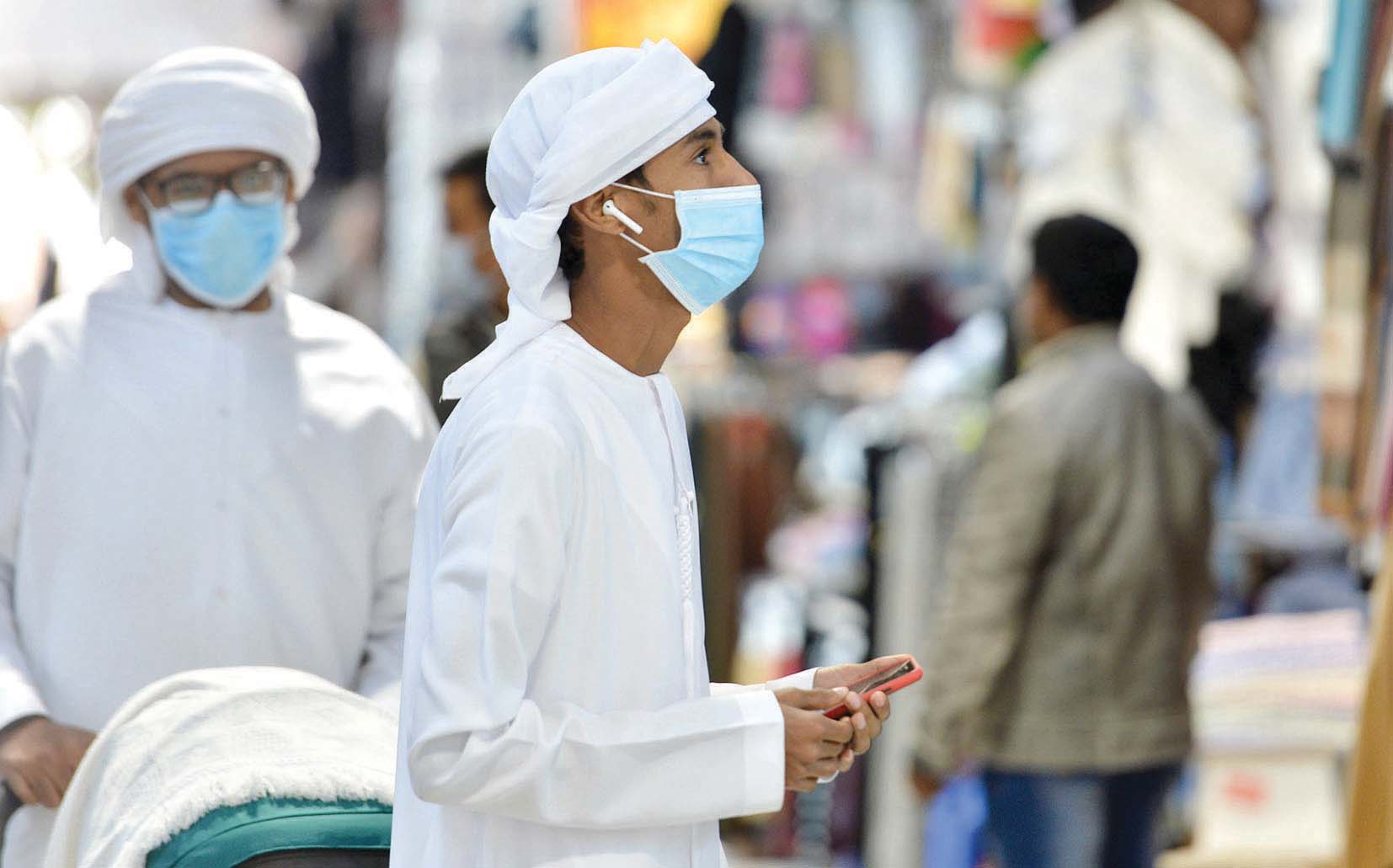 سائح إماراتي يرتدي الكمام في سوق المباركية	(تصوير نايف العقلة)