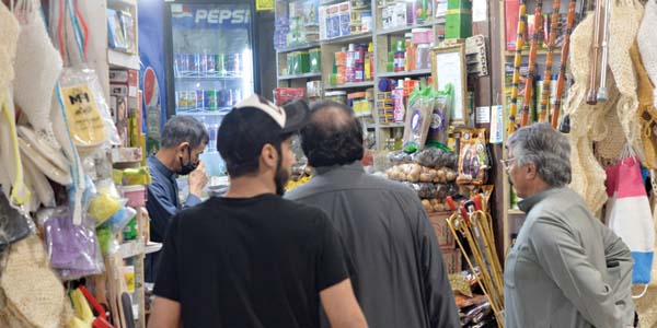 باحثون عن الحرمل في إحدى العطارات	 (تصوير أسعد عبدالله)