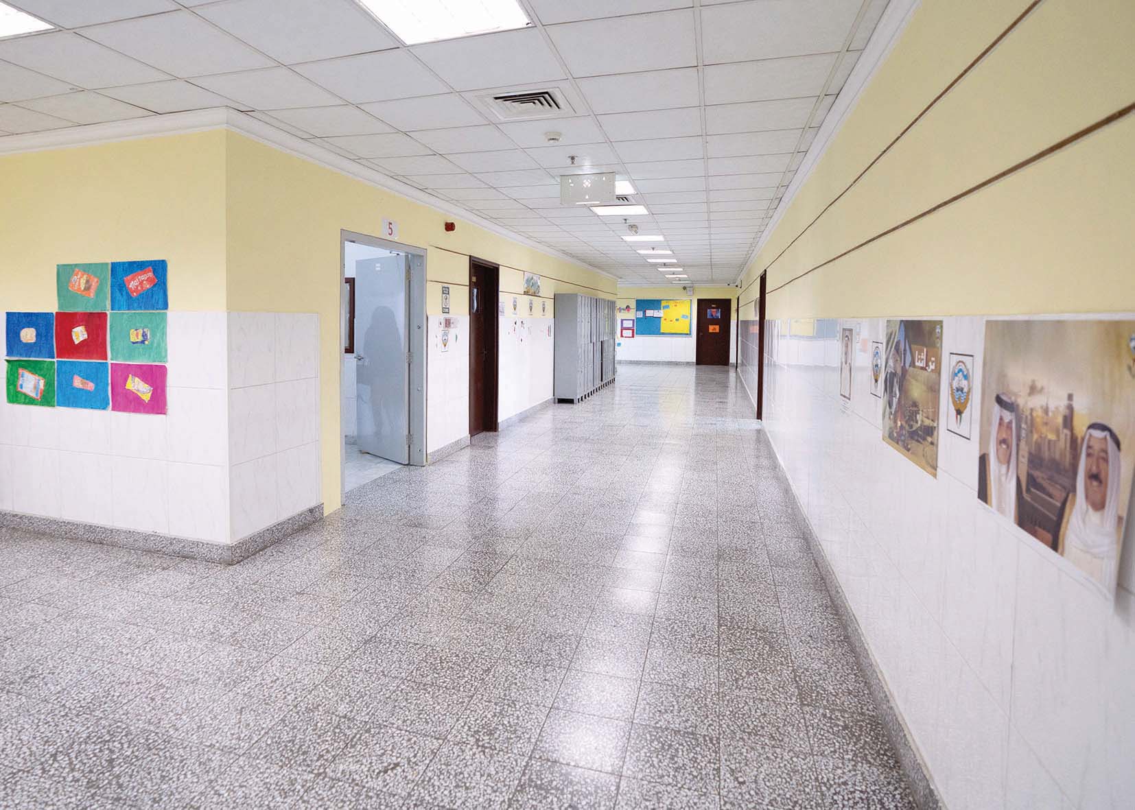 رواق خاوٍ في إحدى المدارس