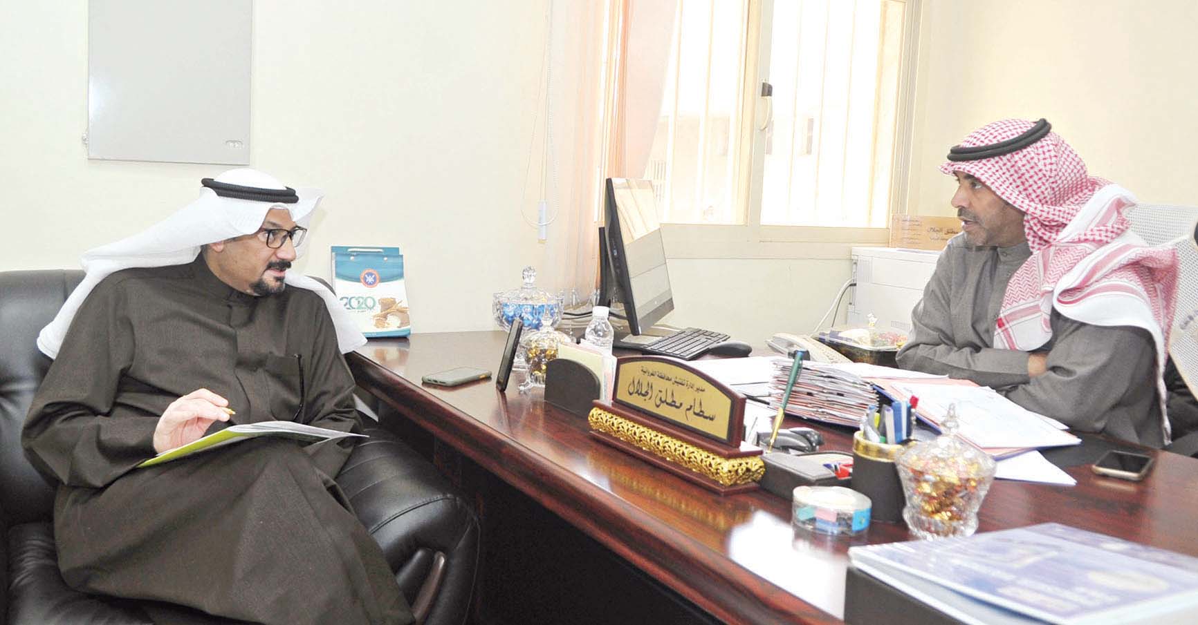 الجلال متحدثاً للزميل ناصر الفرحان 