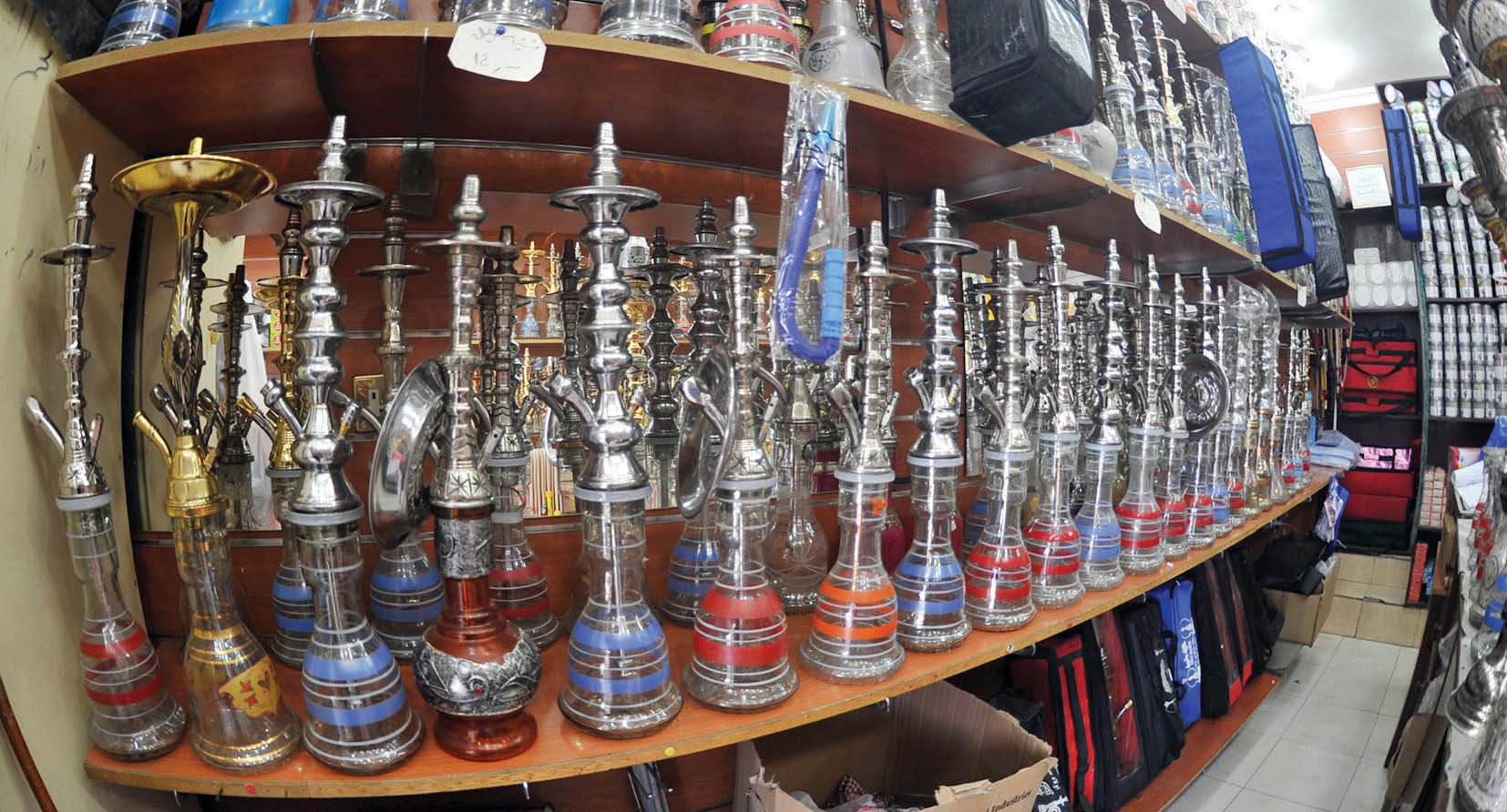 سوق الشيشة يزدهر مع منعها في المقاهي            	             (تصوير سعود سالم)