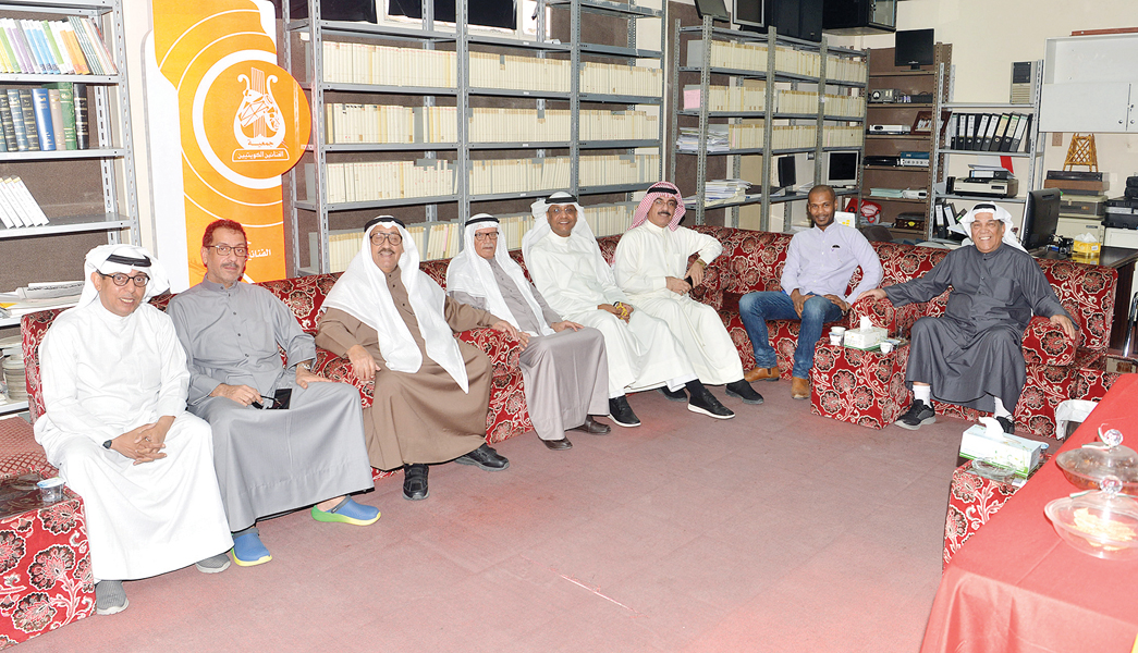 «شادي الخليج» مع أعضاء «جمعية الفنانين» وعدد من الضيوف 