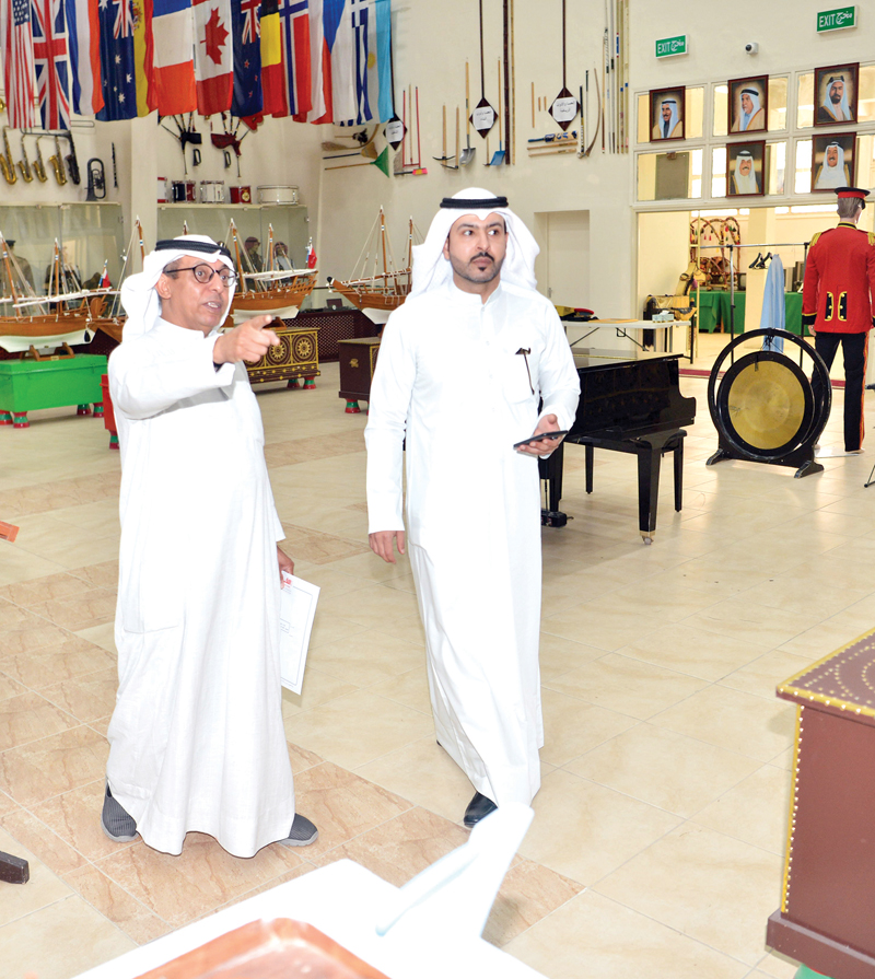 اللهو خلال تجوله في المتحف مع الزميل فيصل التركي 