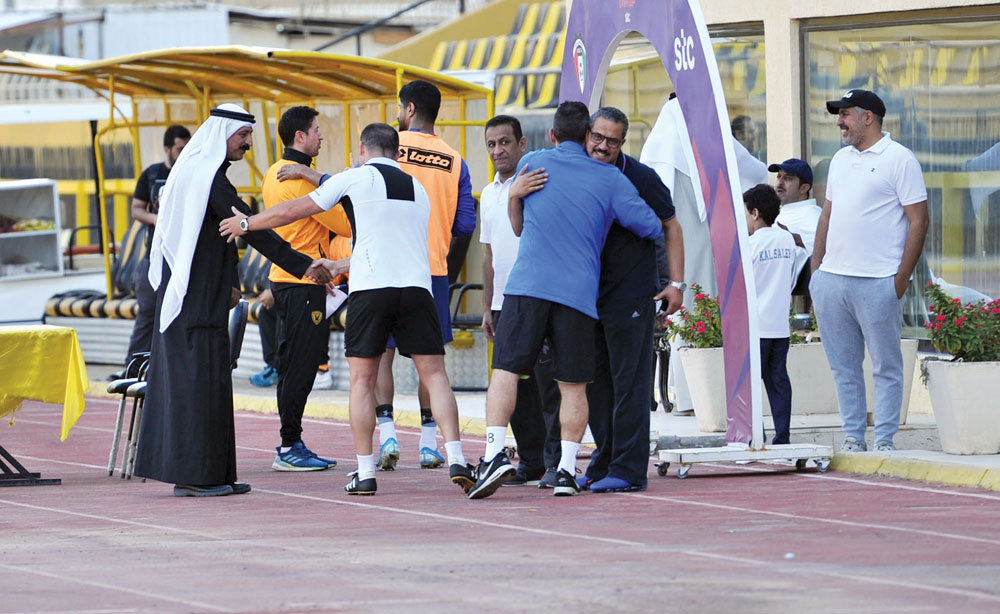 u0627u0644u0645u062fu064au0631 u0627u0644u0641u0646u064a u0641u064a u0627u062au062du0627u062f u0643u0631u0629 u0627u0644u0642u062fu0645 u0639u0628u062fu0627u0644u0639u0632u064au0632 u062du0645u0627u062fu0629... u0648u00bbu0623u062du0636u0627u0646 u0645u062au0628u0627u062fu0644u0629u00bb u0645u0639 u0627u0644u0644u0627u0639u0628u064au0646      t   (u062au0635u0648u064au0631 u0633u0639u0648u062f u0633u0627u0644u0645)