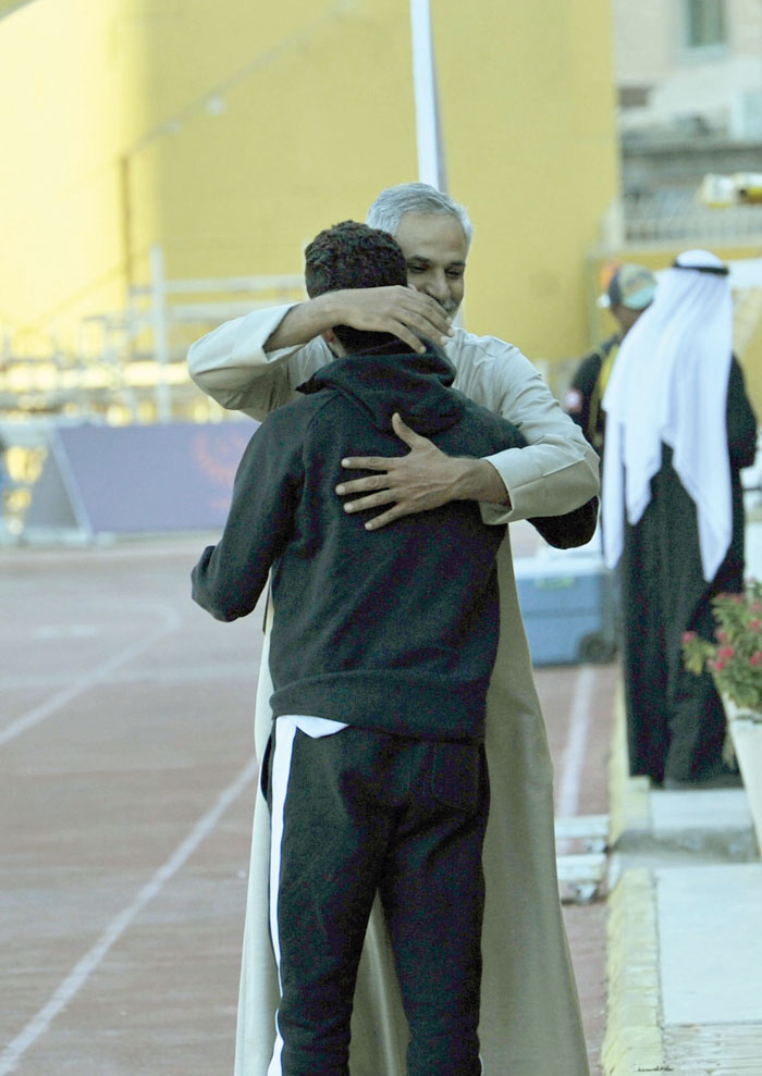 مدير الكرة في القادسية يحتضن أحد لاعبي السالمية