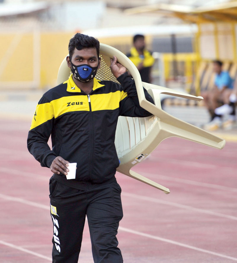 عامل التجهيزات «الوحيد» الذي ارتدى كمّاماً 