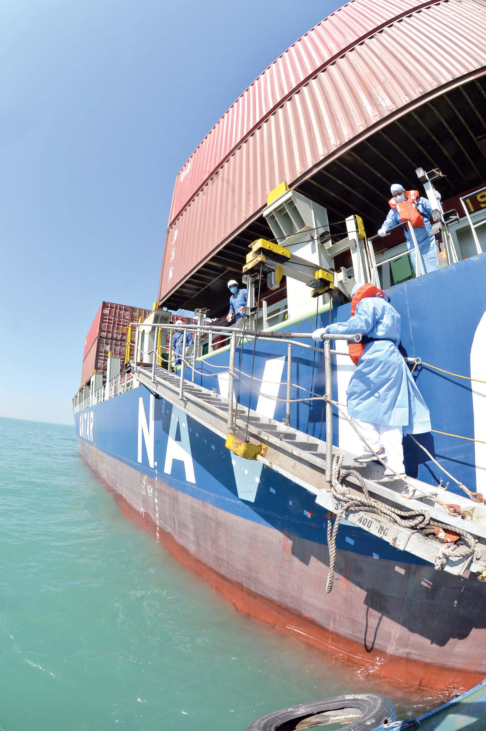 صعود فريق الصحة على السفينة