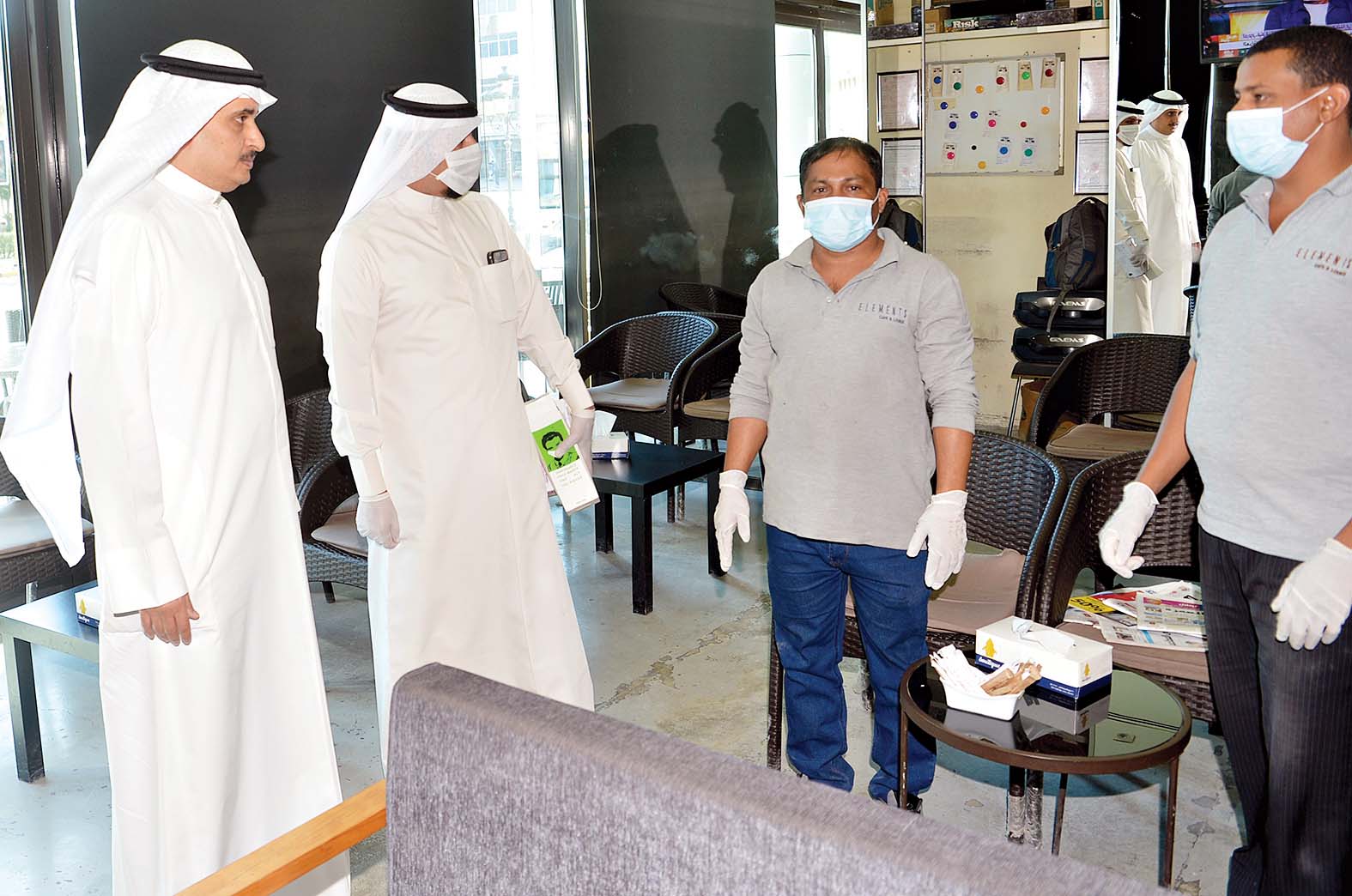 المنفوحي والعنزي يتأكدان من التزام العمالة بالاشتراطات الصحية	