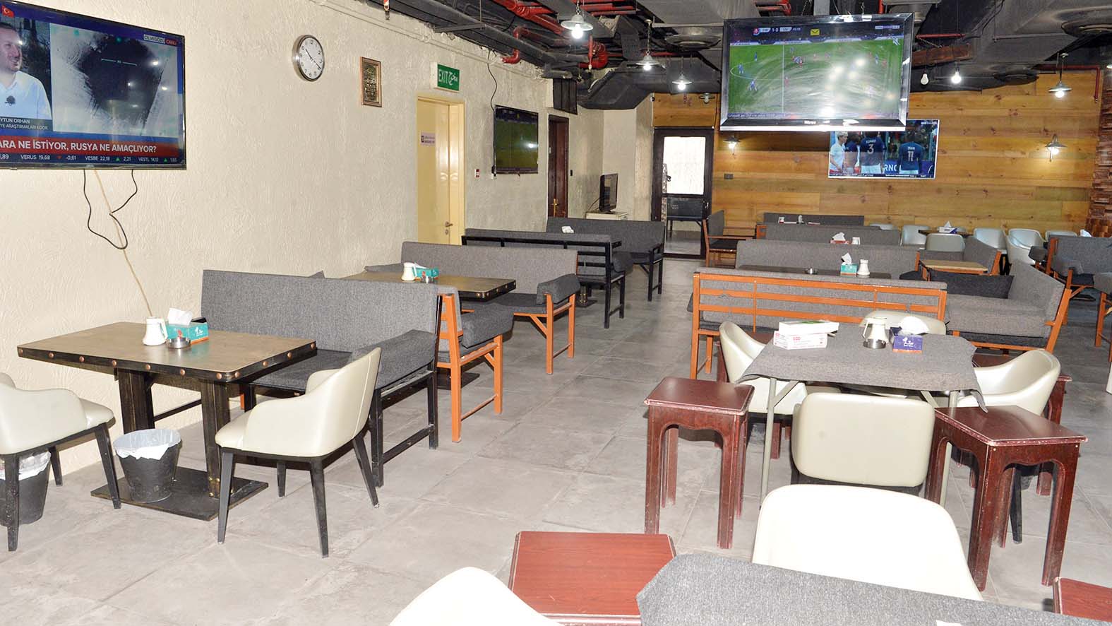 أحد المقاهي الخالية بعد قرار منع تقديم الشيشة 