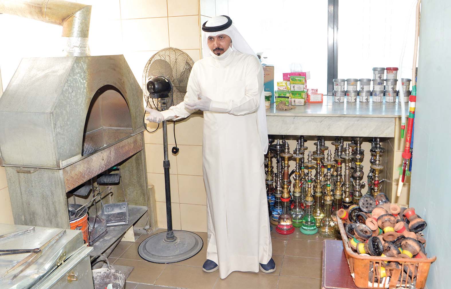 زيد العنزي يعاين موضع تجهيز الشيشة في المقهى