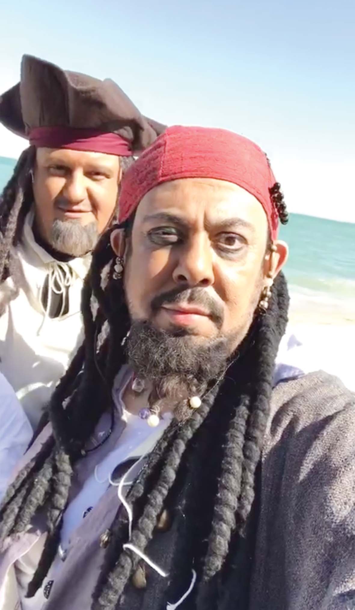 عبدالعزيز المسلم وعبدالله الخضر في حلقة القراصنة