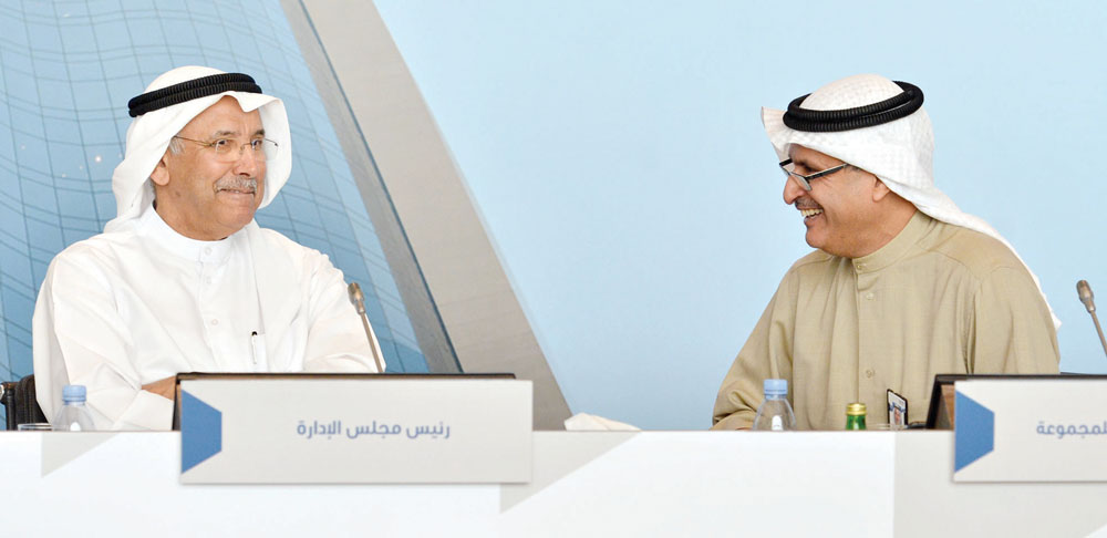 حديث ضاحك بين الساير والصقر