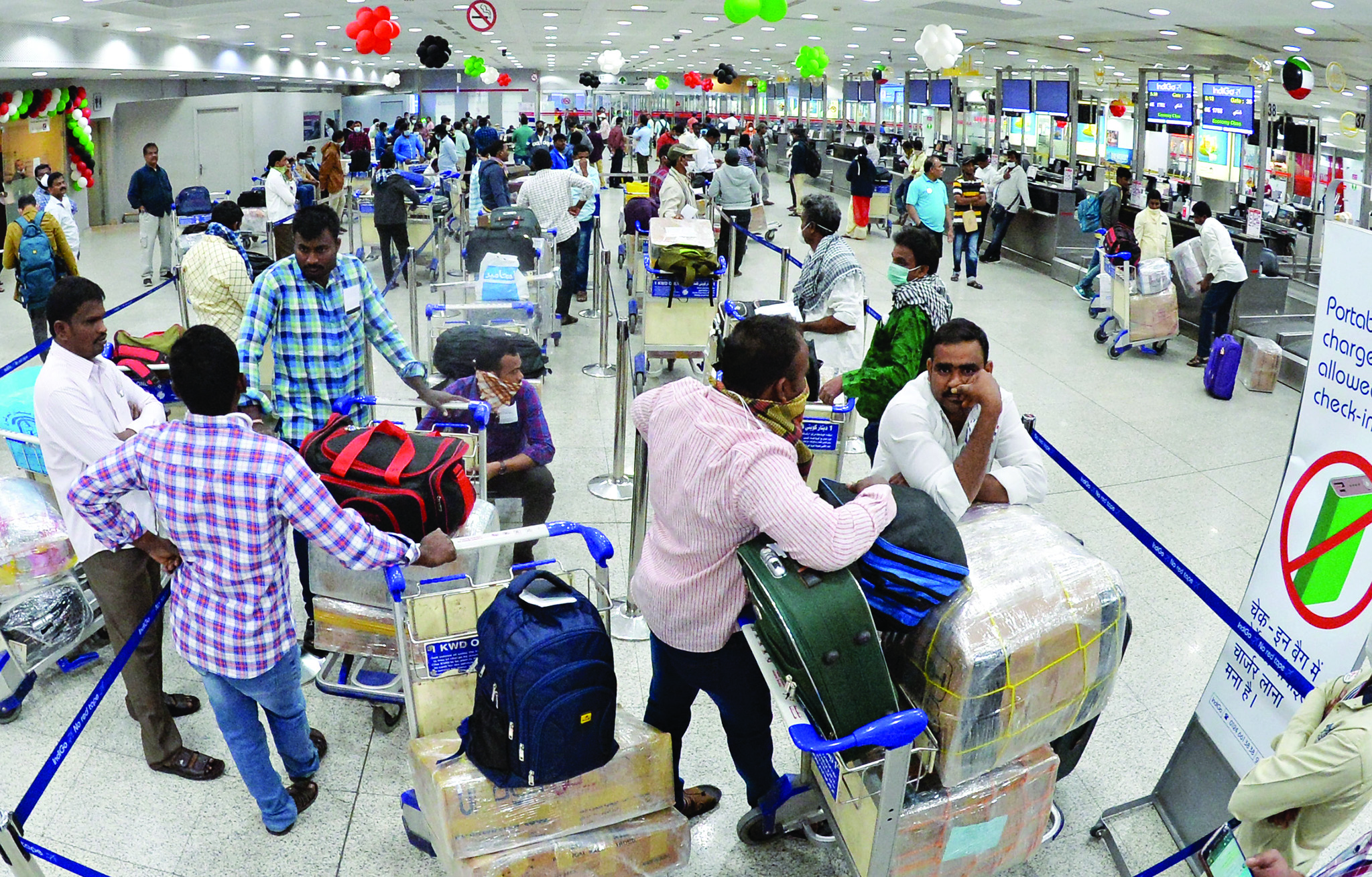 u0627u0632u062fu062du0627u0645 u0648u0627u0631u062au0628u0627u0643 u0639u0644u0649 u0648u062cu0648u0647 u0627u0644u0645u0633u0627u0641u0631u064au0646 u0641u064a u0645u0637u0627u0631 u0627u0644u0643u0648u064au062a          t      (u062au0635u0648u064au0631 u0623u0633u0639u062f u0639u0628u062fu0627u0644u0644u0647)