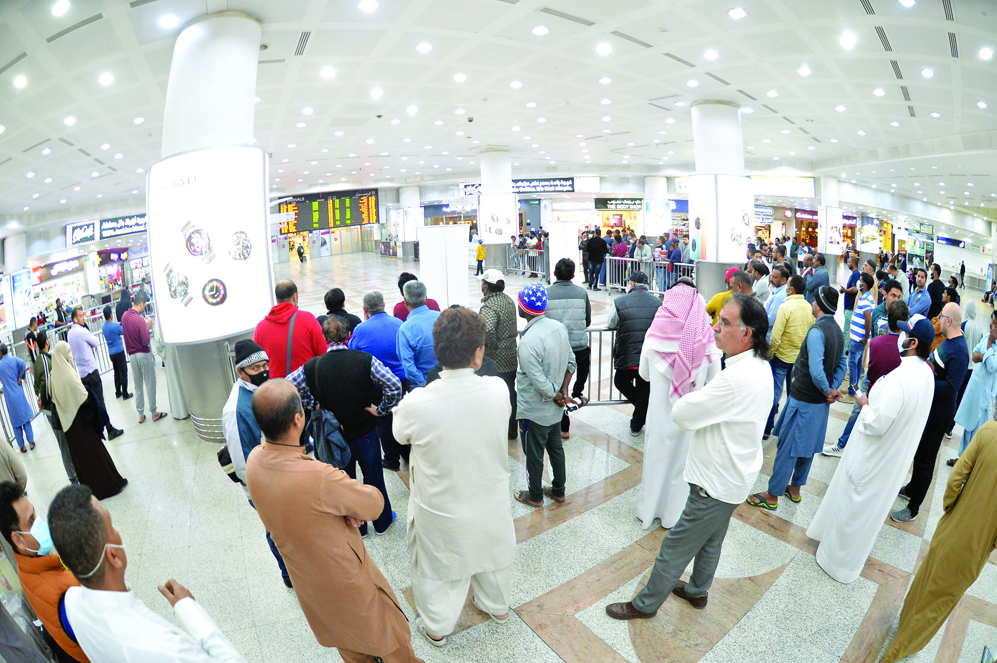 القلق كان سيد الموقف لدى مستقبلي المسافرين عند بوابة الخروج