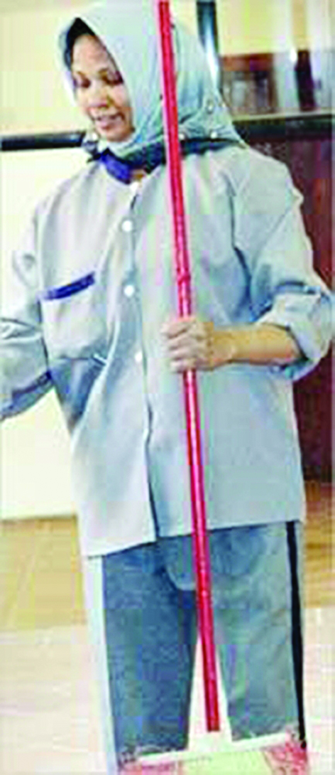 إحدى عاملات النظافة