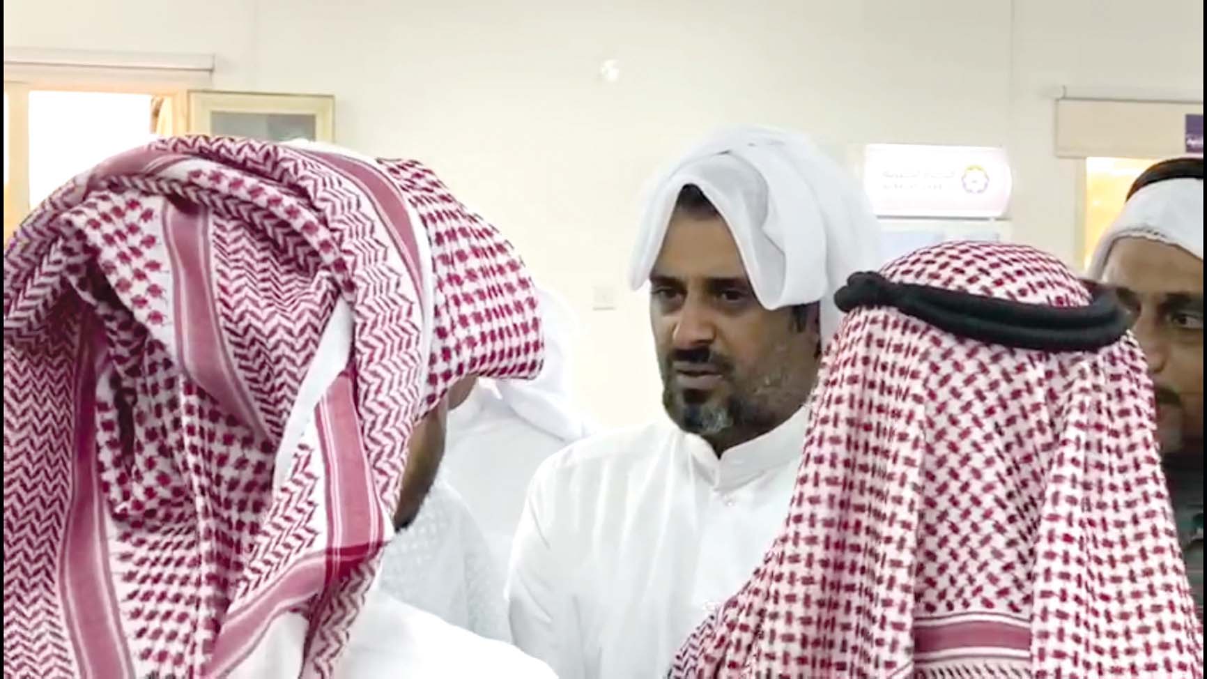 الأب المكلوم يتقبل التعازي