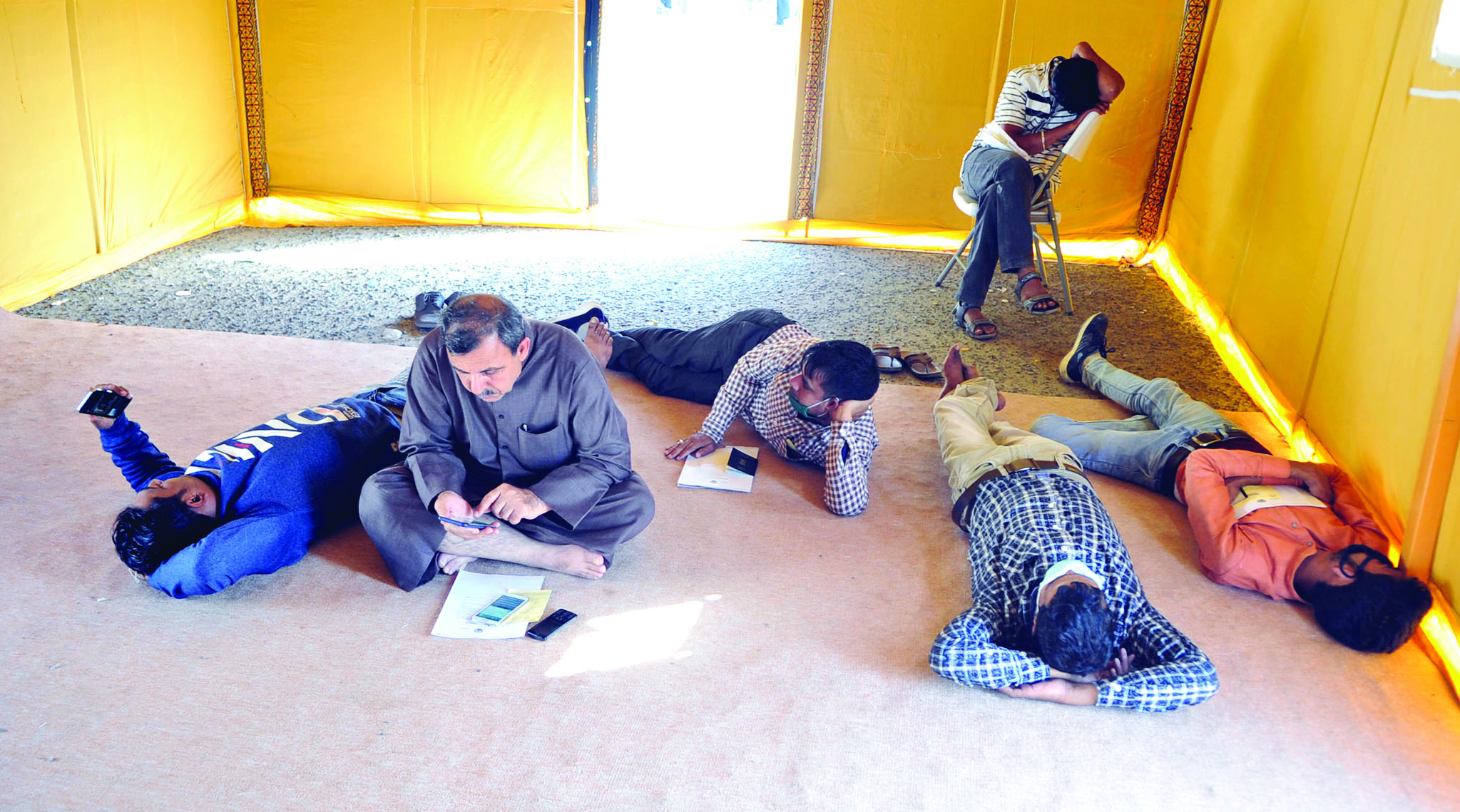 u0646u0648u0645 u0627u0644u0645u0631u0627u062cu0639u064au0646 u0641u064a u0627u0644u062eu064au0645u0629 u0627u0644u0645u0646u0635u0648u0628u0629 u0623u0645u0627u0645 u0645u0631u0643u0632 u0635u0628u062du0627u0646 u0627u0644u0635u062du064a u0623u0645u0633    t            (u062au0635u0648u064au0631 u0633u0639u0648u062f u0633u0627u0644u0645)