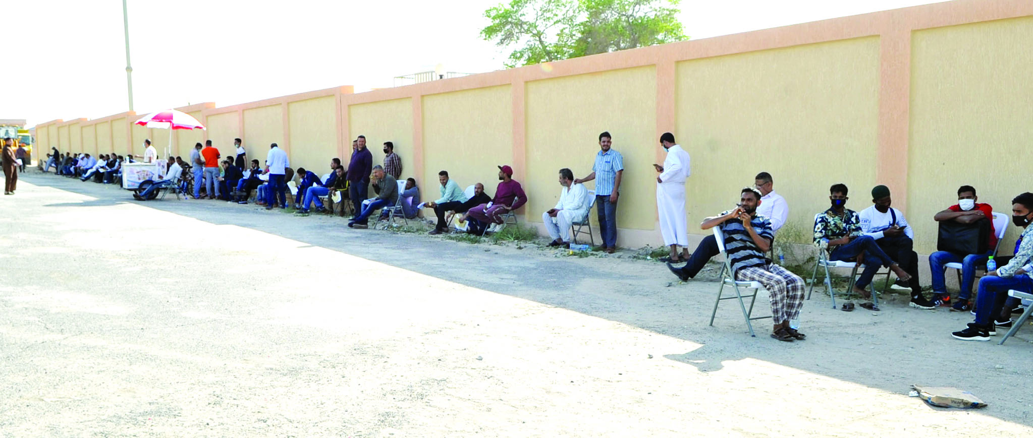 الاستظلال بالجدار انتظاراً للفرج 		