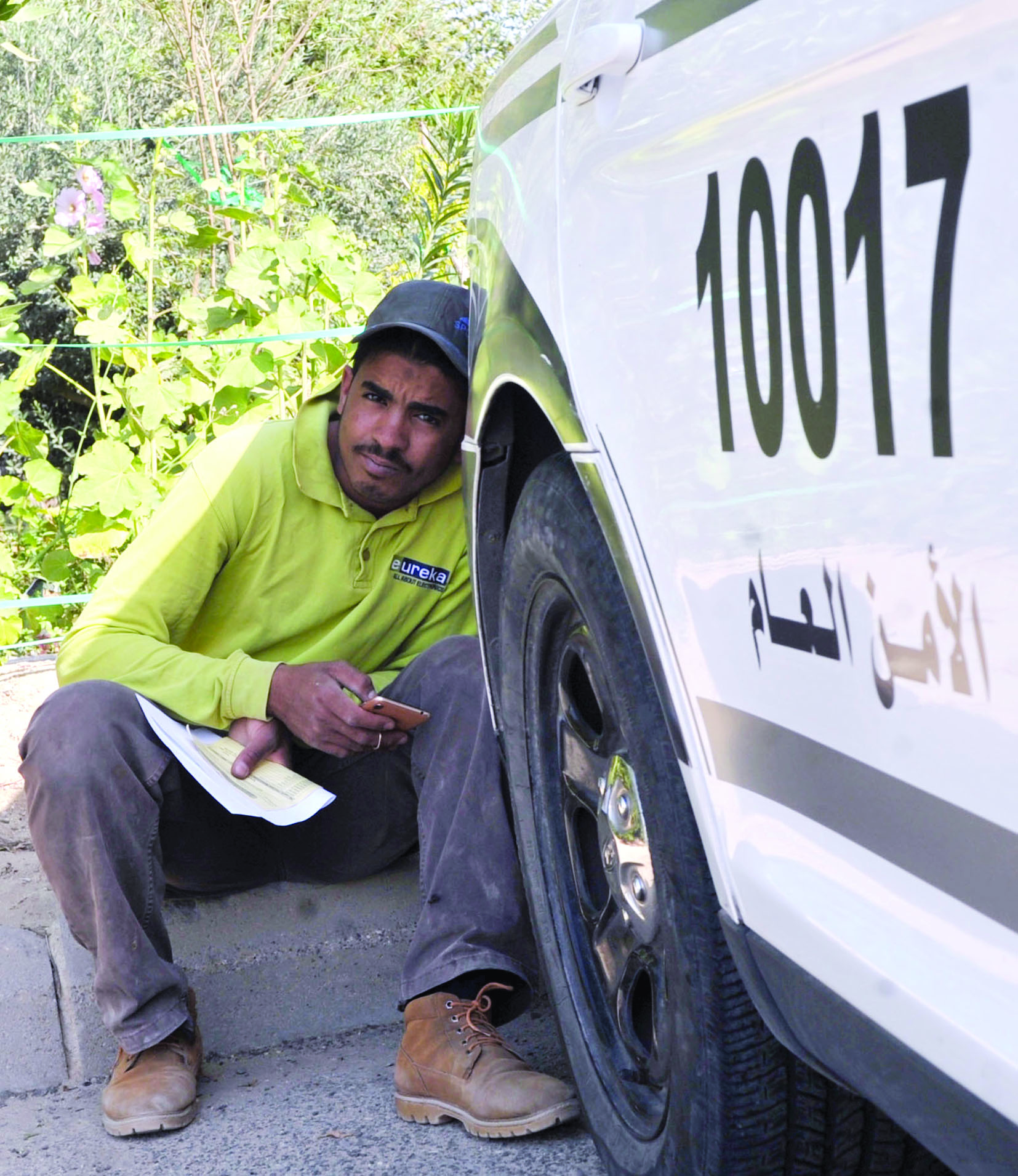 ينتظر دوره قرب سيارة الشرطة