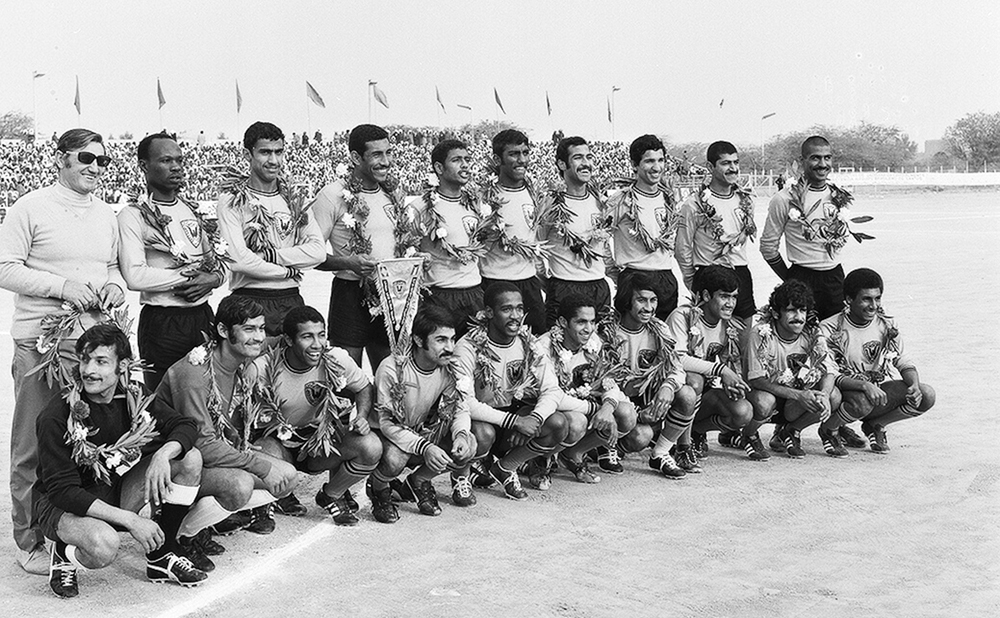 ... وفي صورة جماعية مع فريق القادسية قبل المواجهة الشهيرة أمام سانتوس 