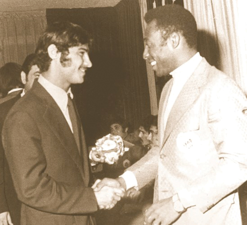 الشطي في حديث مع بيليه بعد «مباراة سانتوس» 