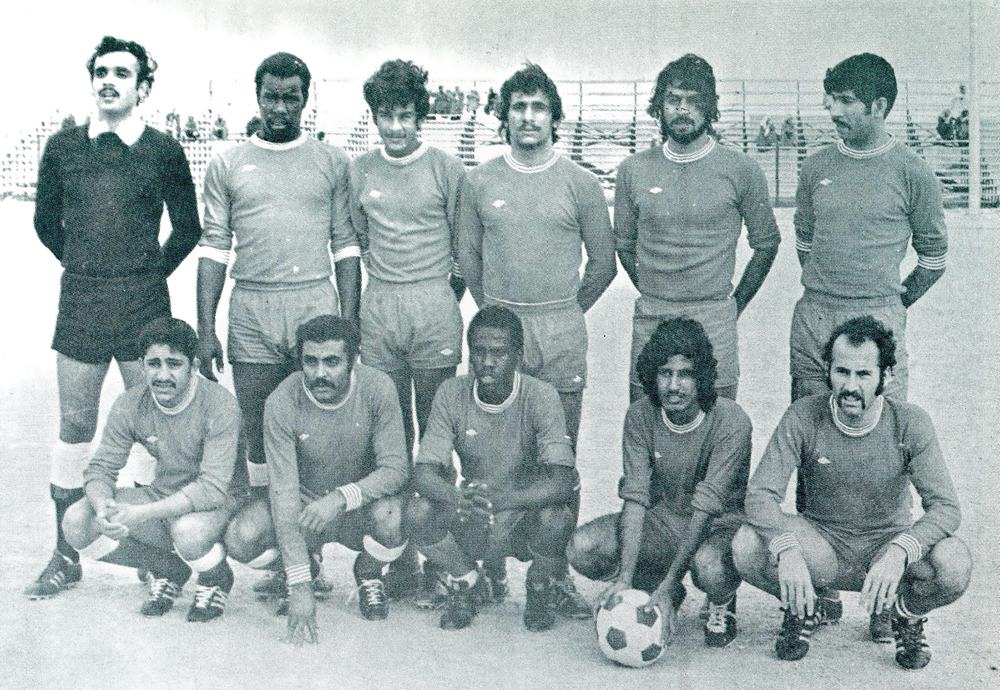 كرم (الثاني من اليمين وقوفاً) مع فريق الفحيحيل خلال فترة قيادة لوين 