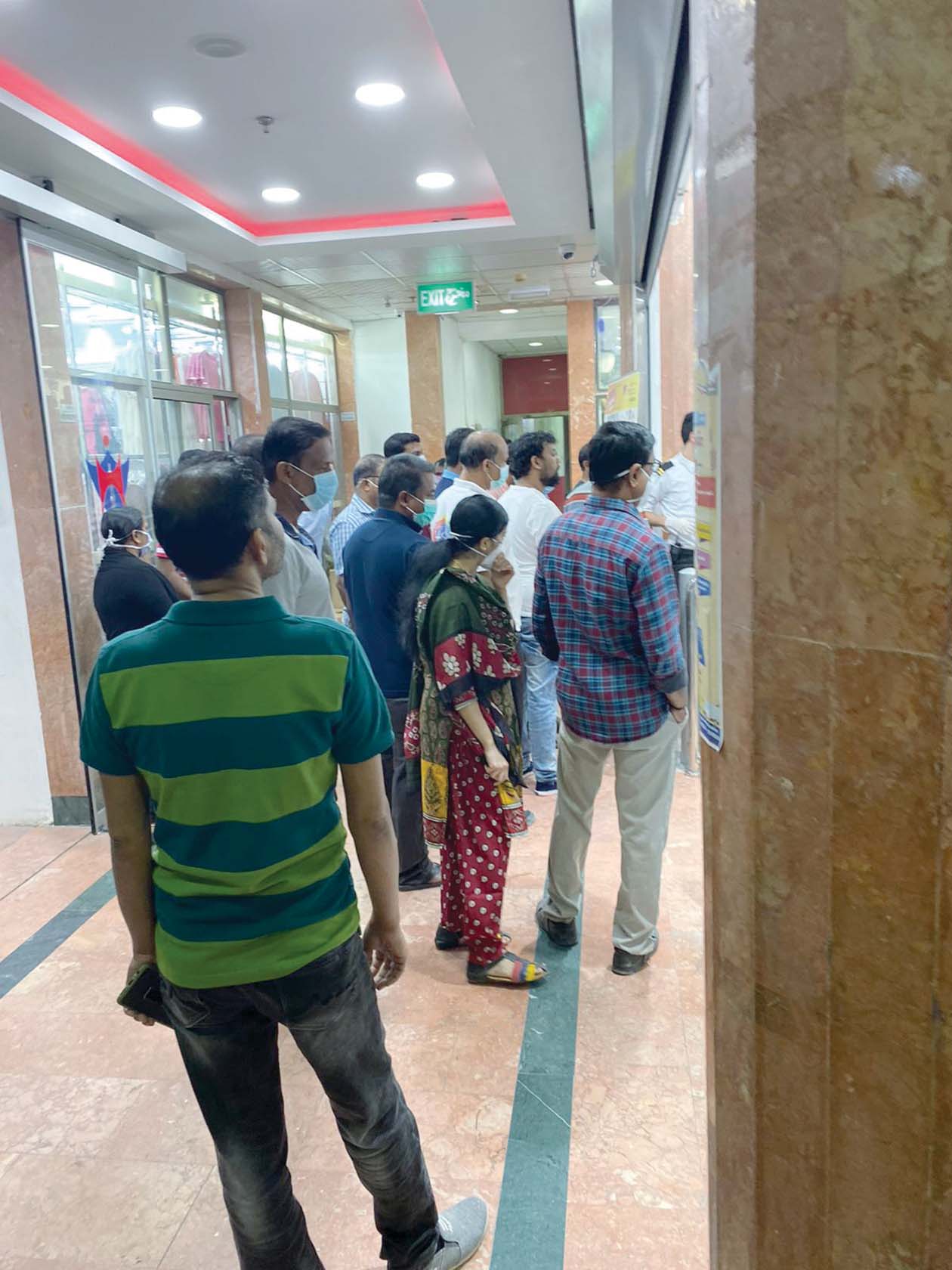 طابور مشترين في المنقف