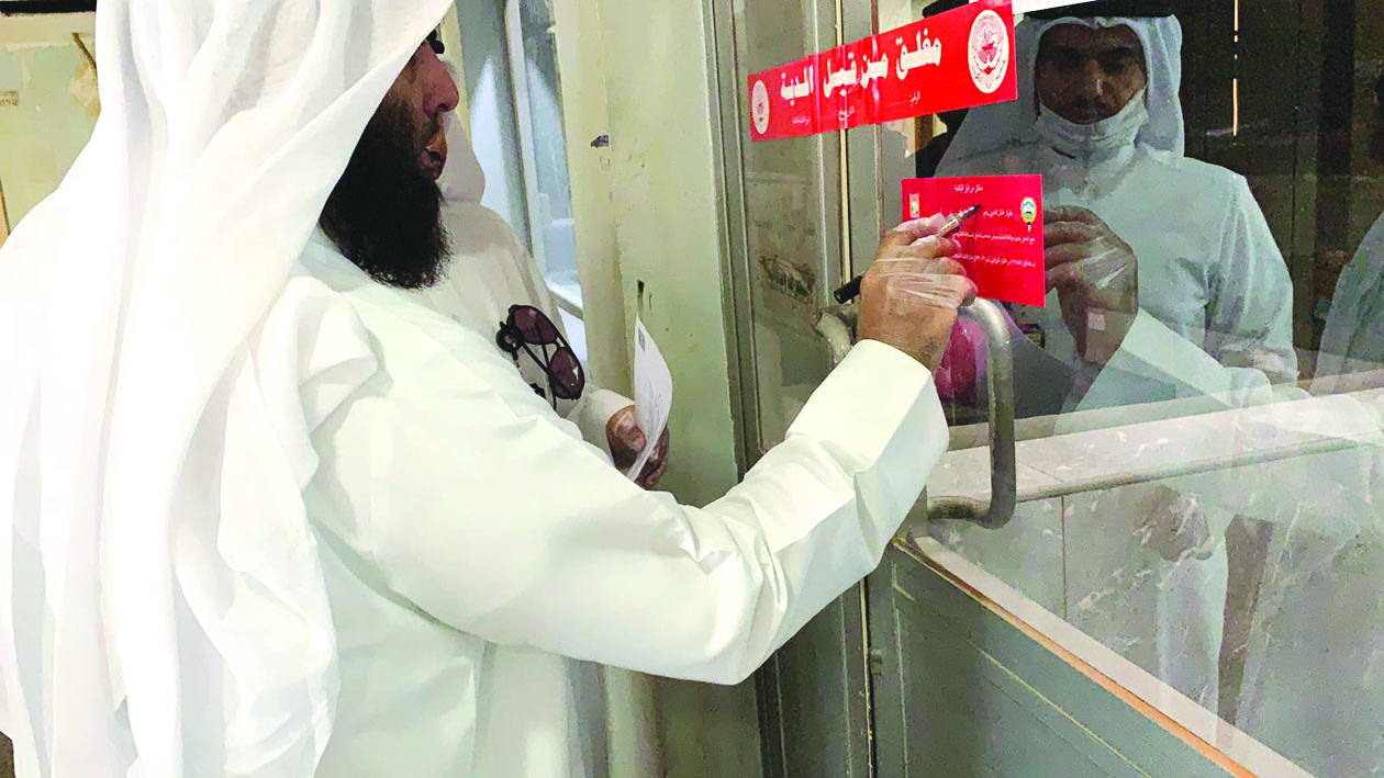 المطيري يُشمع مقهى في الجهراء            	        (تصوير نايف العقلة)