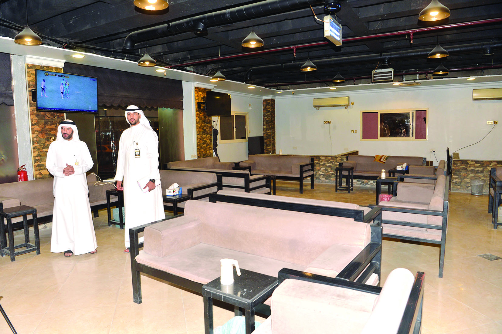 مفتشو بلدية الفروانية والمقهى خالٍ