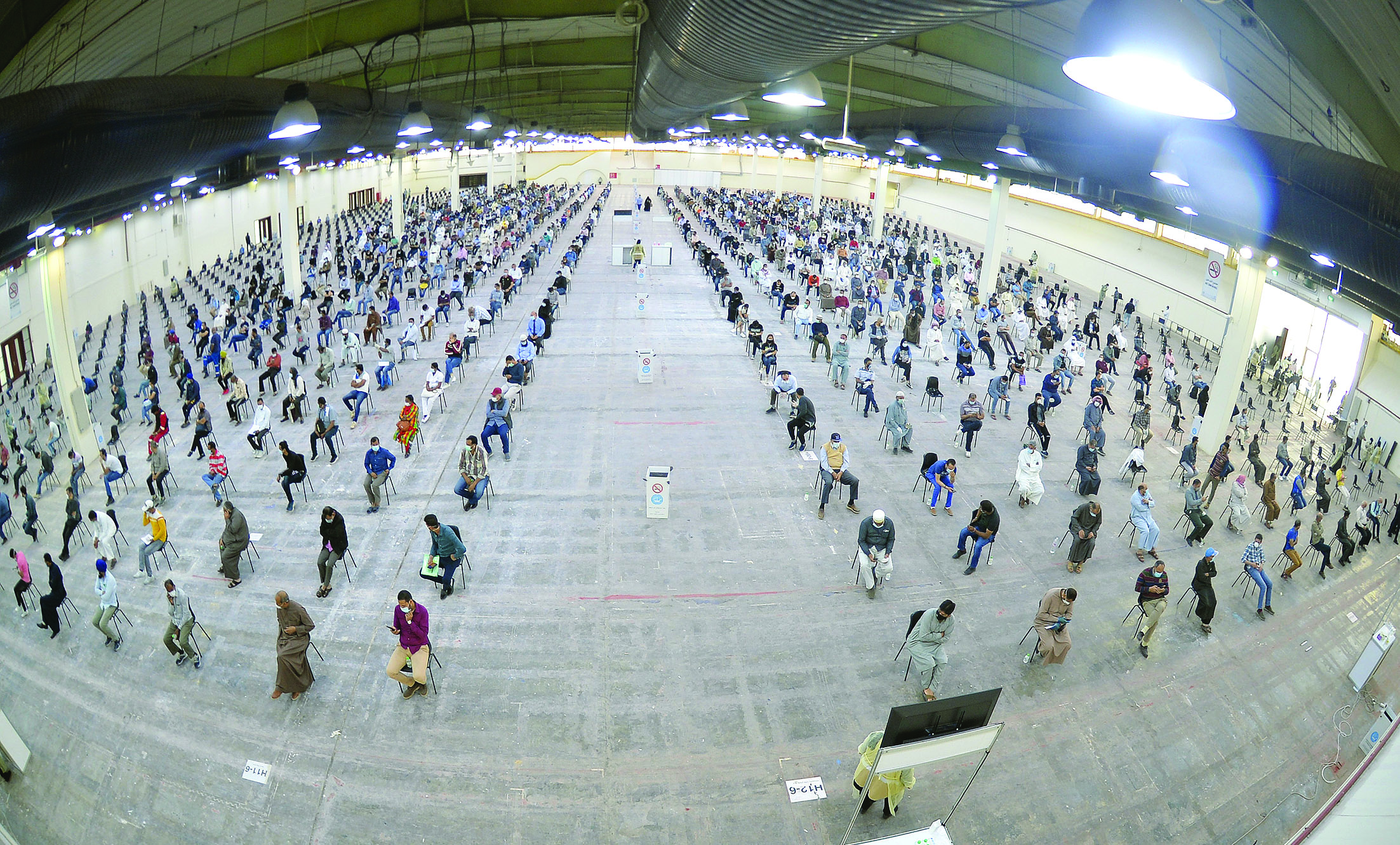 u0623u0639u062fu0627u062f u0643u0628u064au0631u0629 u0645u0646 u0627u0644u0648u0627u0641u062fu064au0646 u0641u064a u0635u0627u0644u0629 u0627u0644u0641u062du0635 u0628u0623u0631u0636 u0627u0644u0645u0639u0627u0631u0636t(u062au0635u0648u064au0631 u0623u0633u0639u062f u0639u0628u062fu0627u0644u0644u0647) 