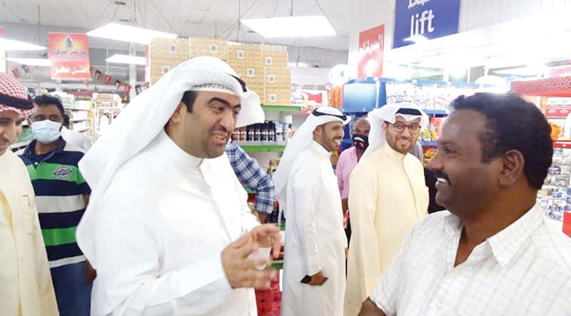 الوزير يمازح هندياً ويبدو الوكيل عبدالله العفاسي ووكيل الشركات صالح العقيلي 